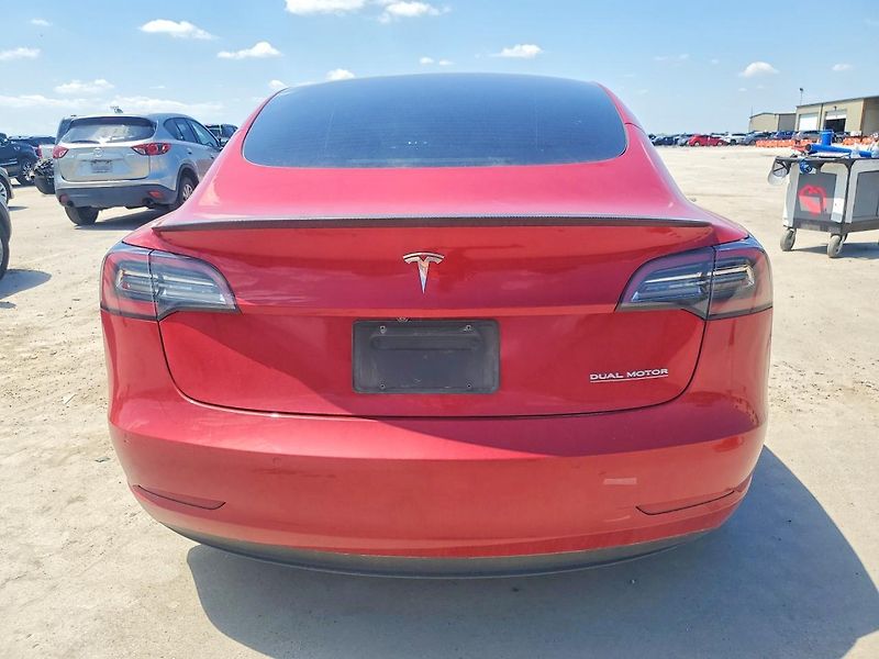Tesla Model 3 (2022) Auto na cestě - fotka 6 z 13
