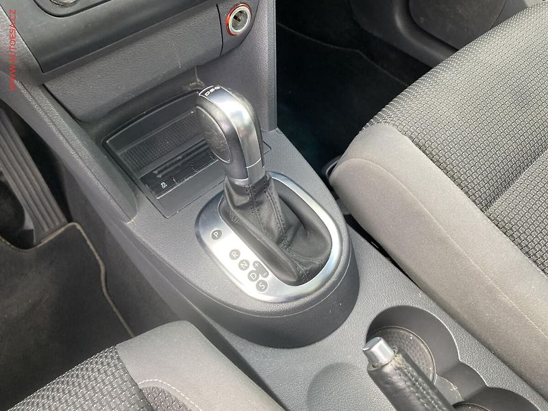 Volkswagen Touran (2011) 1.6 TDi, DSG, panor, navi - fotka 14 z 16