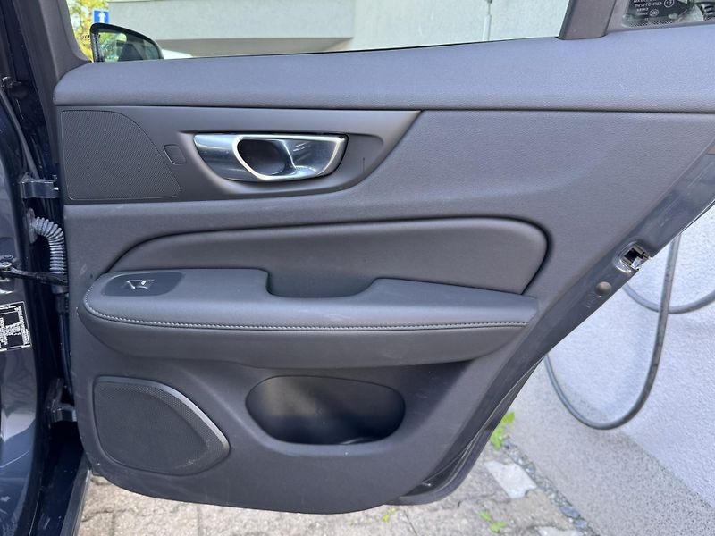 Volvo V60 B4 FWD PLUS DARK // 1. Maj. - fotka 22 z 46