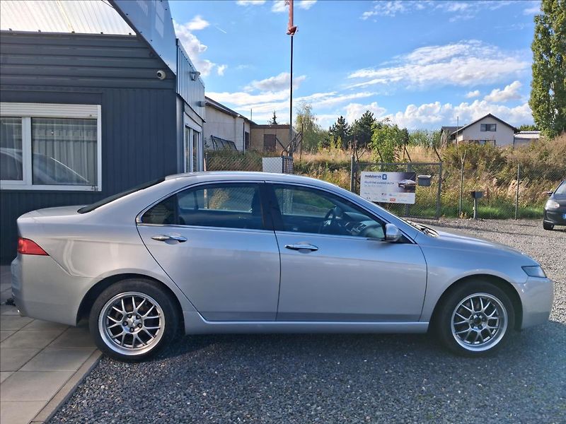Honda Accord 2,0 114kw - fotka 8 z 14