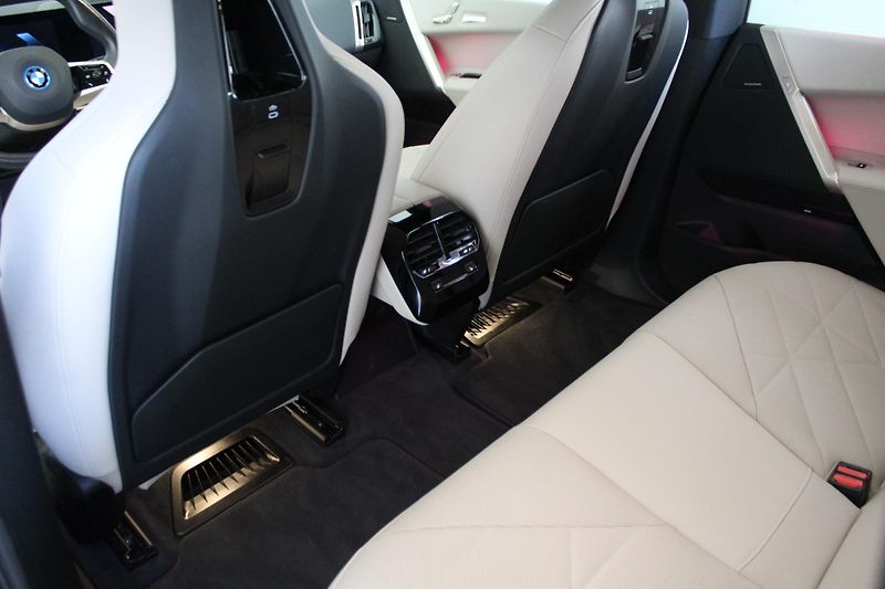BMW iX xDrive40 - fotka 11 z 29