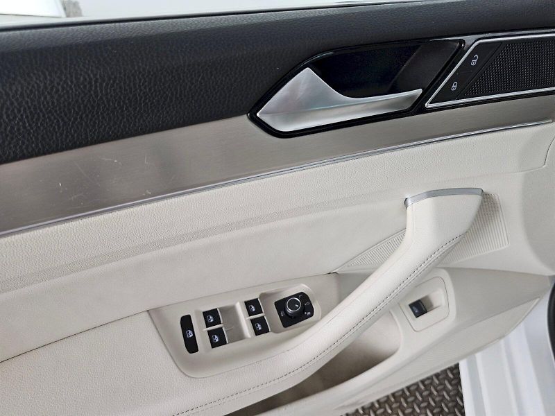 Volkswagen Passat (2018) 2.0TDI 140kW DSG R-line DSG 4x - fotka 29 z 35