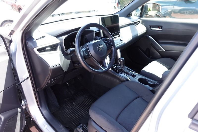Toyota Corolla Cross 2,0 HEV Style Tech FWD - fotka 11 z 33