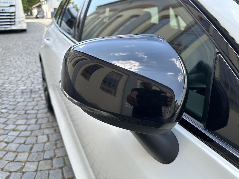 Volvo V60 B4 2,0 145 KW R design - fotka 9 z 18
