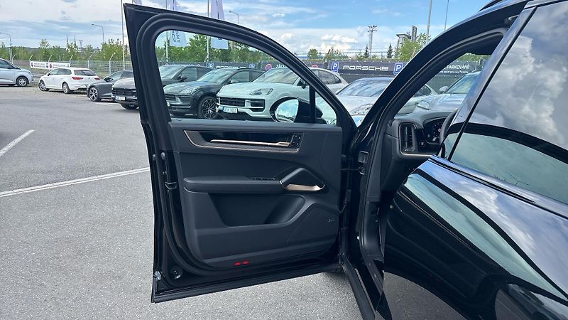 Porsche Cayenne E-Hybrid Black Edition - fotka 21 z 25