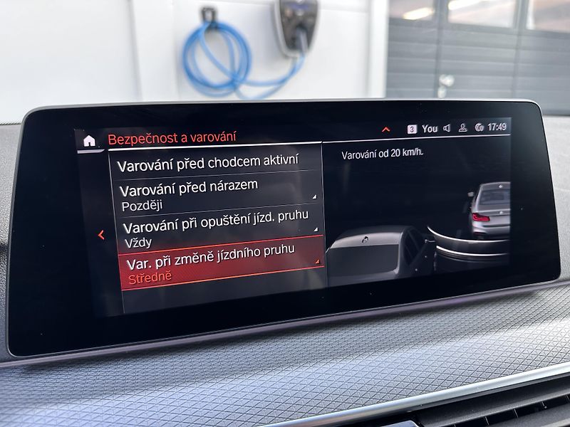BMW Řada 5 M550i xDrive - fotka 17 z 26