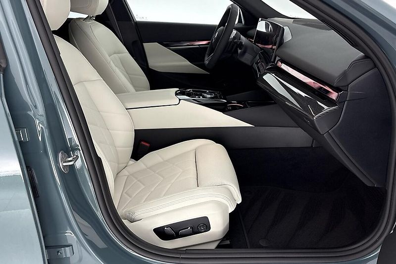 BMW Řada 5 540d xDrive Touring - fotka 17 z 26
