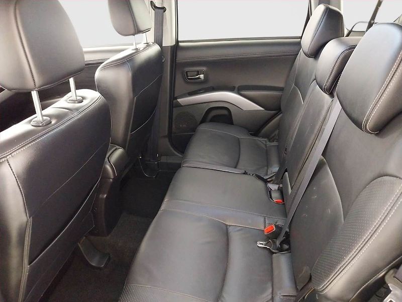 Mitsubishi Outlander (2011) 2.2 DI-D, 4X4, 7 míst - fotka 10 z 21