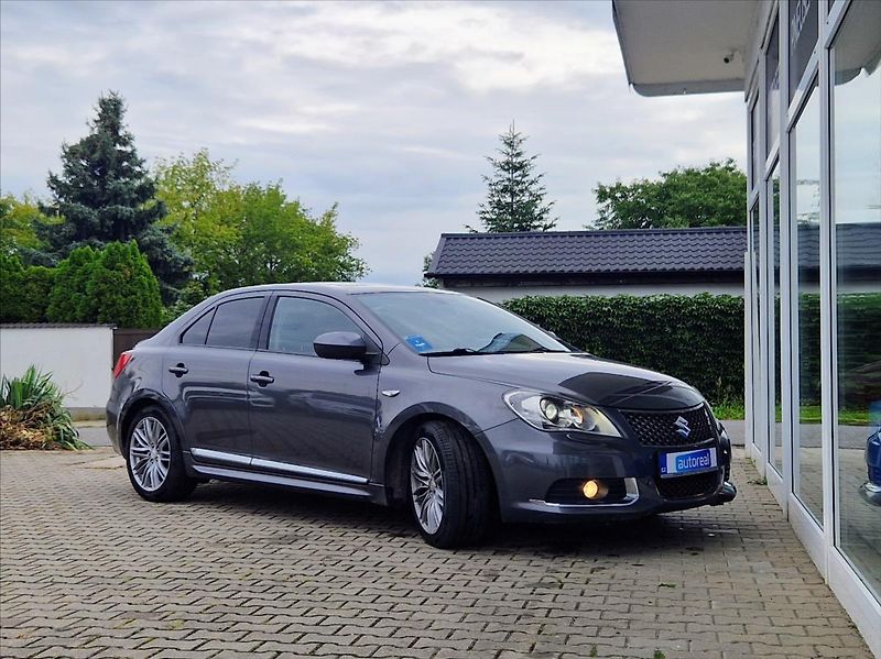 Suzuki Kizashi 2,4 i 4x4 XENON AC ŠÍBR VÝHŘEV - fotka 7 z 37