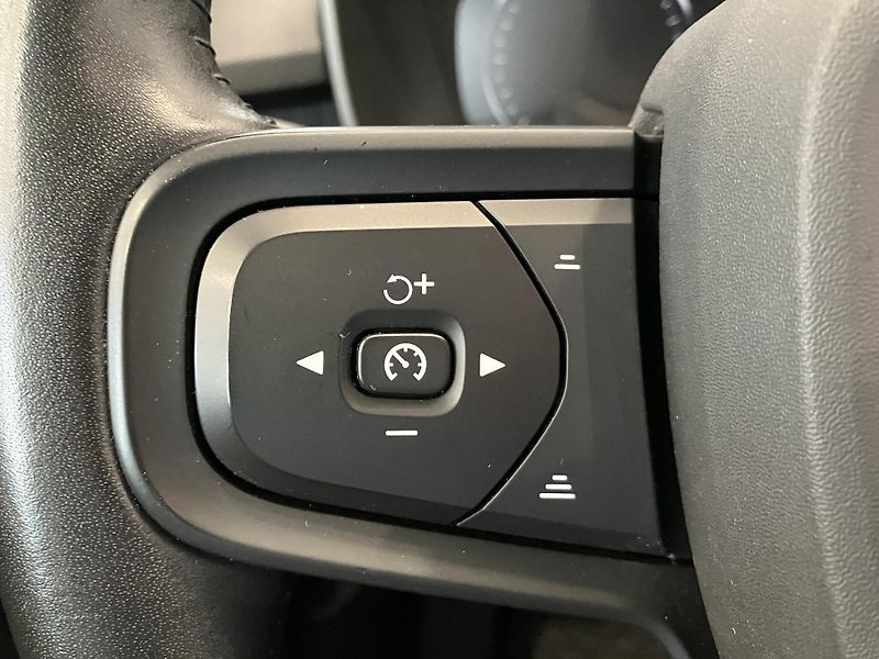 Volvo XC40 T3 FWD Kinetic AT8 - fotka 18 z 36