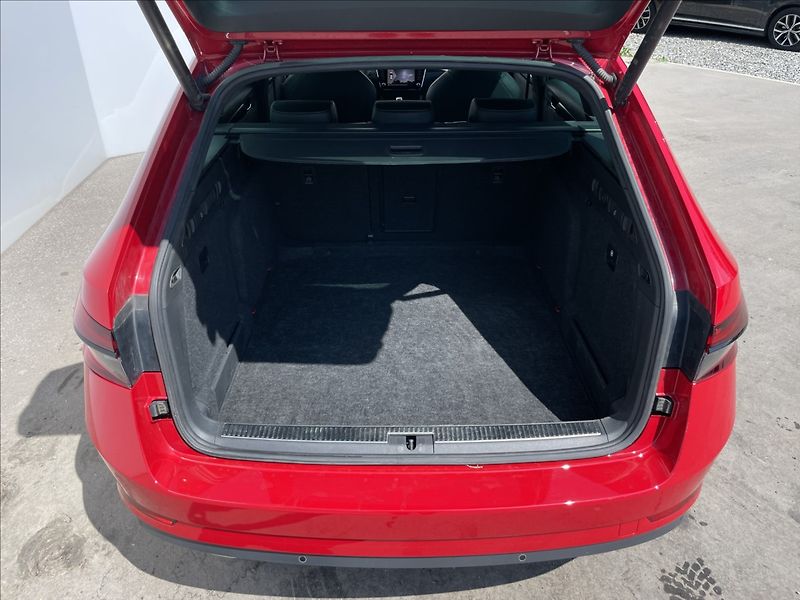 Škoda Superb 2,0 TDI Combi Sportline DCC - fotka 24 z 24