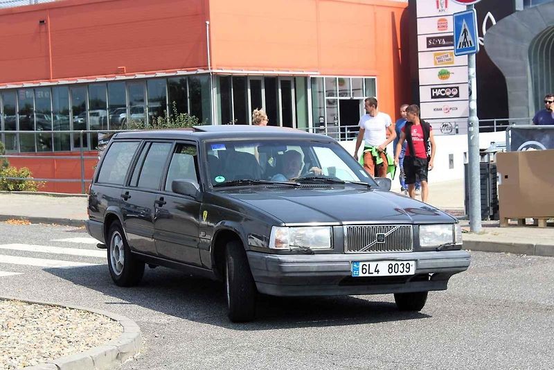 Setkání Jízdy veteránů. Cílem bylo parkoviště pod Ještědem, krátká zastávka proběhla na parkovišti OC Nisa Liberec.