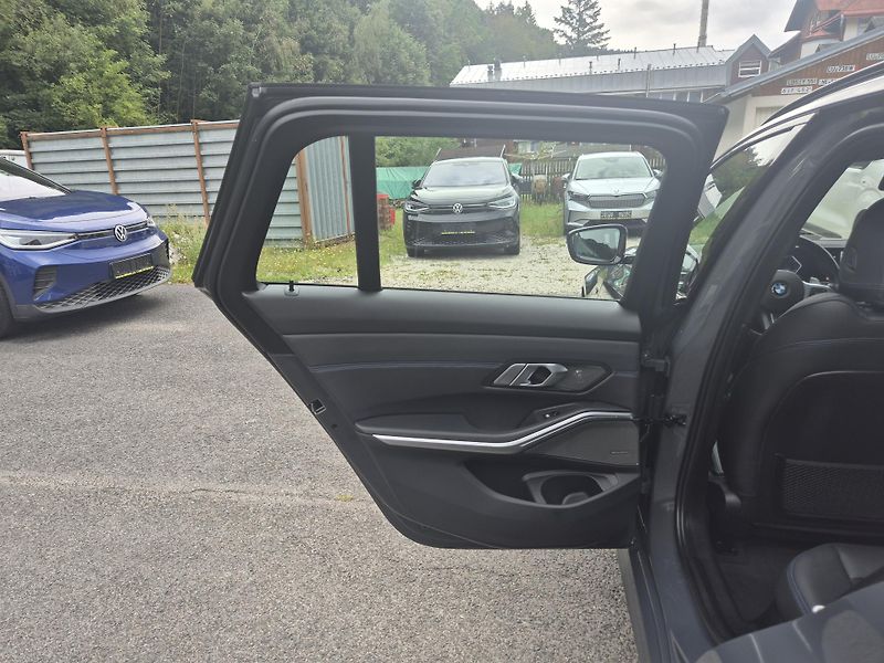 BMW Řada 3 TOURING 330D M SPORT 210kw 19A - fotka 38 z 50