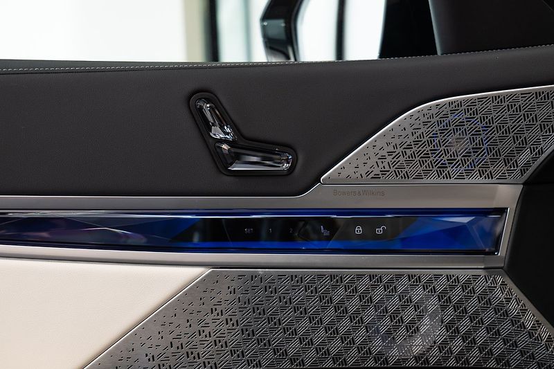 BMW Ostatní M70 xDrive Bower&Wilkins Diamo - fotka 8 z 23