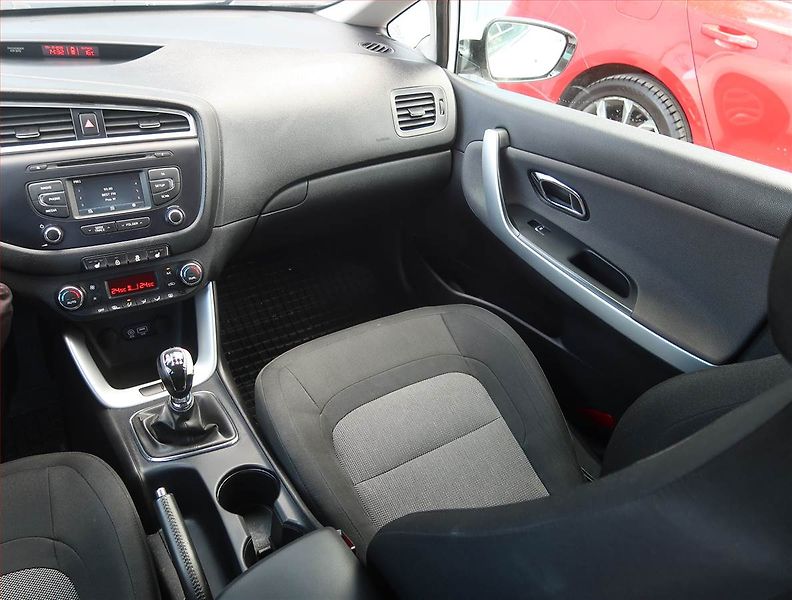 Kia Ceed (2018) 1.6 CRDi, Serv.kniha, Tempomat - fotka 8 z 17