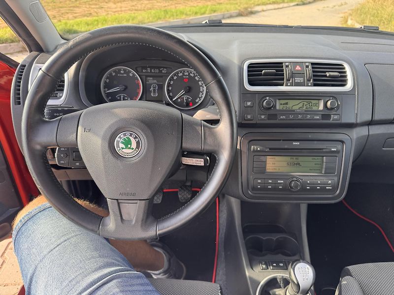 Škoda Fabia 1.4i 63Kw SPORT - fotka 11 z 23