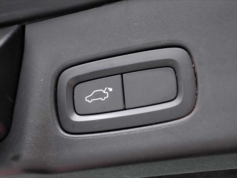 Volvo V90 2,0 D3 Drive-E Momentum Auto - fotka 11 z 38
