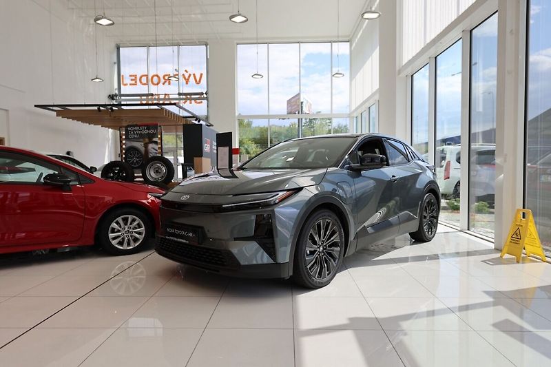 Toyota C-HR EXECUTIVE VIP světlý interiér - fotka 2 z 19