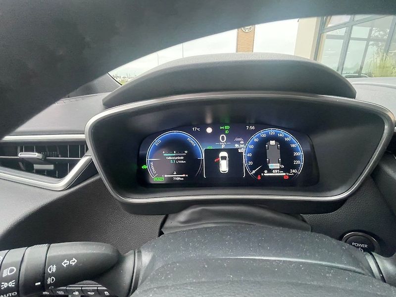 Toyota Corolla 1.8 Hybrid Comfort Tech - fotka 17 z 28