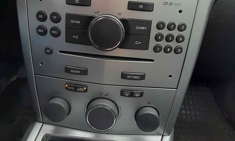 Panel pro ovládání klimatizace má hezky postaru tlačítko pro každou funkci.