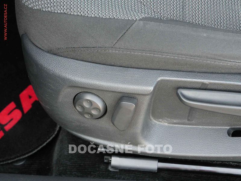 Volkswagen Passat (2014) 2.0 TDi, Navi, xenon - fotka 13 z 23