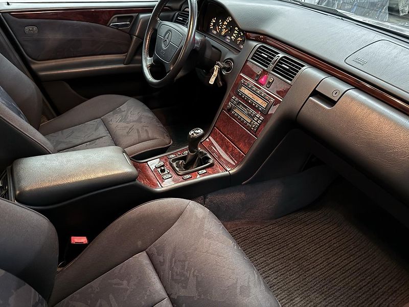 Mercedes-Benz Třídy E (1997) 200i,kompressor,Elegance - fotka 2 z 31