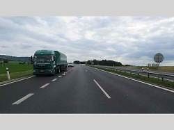 Řidič Renaultu najížděl i do policejní Octavie v civilním provedení.
