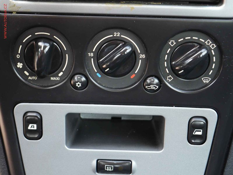 Citroën Xsara (2004) 1.4 i, AC - fotka 13 z 15