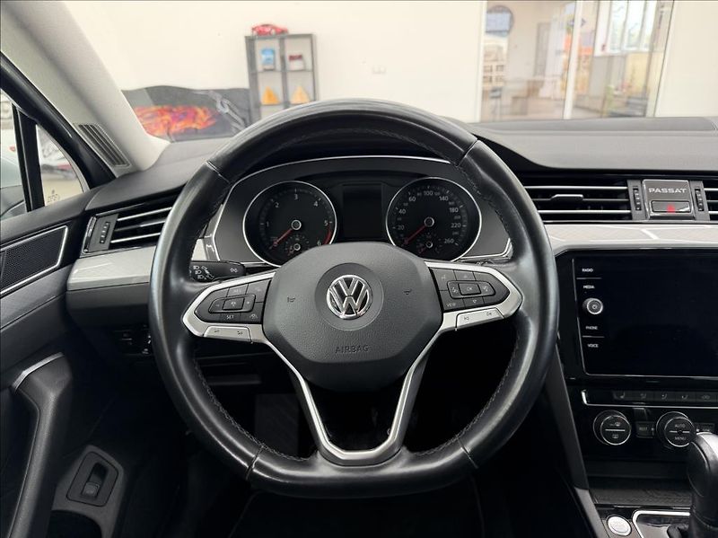 Volkswagen Passat 2,0 TDI, LED, DSG, MirrorLink - fotka 15 z 33