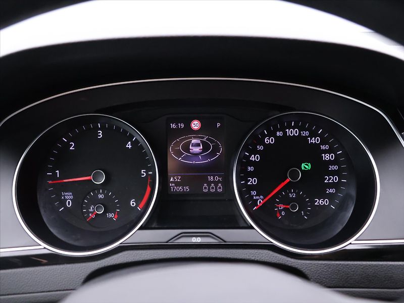Volkswagen Passat R-line 2,0 TDI 140kW DSG CZ DP - fotka 19 z 32