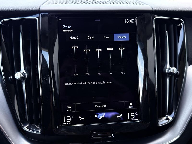 Volvo XC60 B4 AWD (nafta) // REZERVACE - fotka 37 z 47