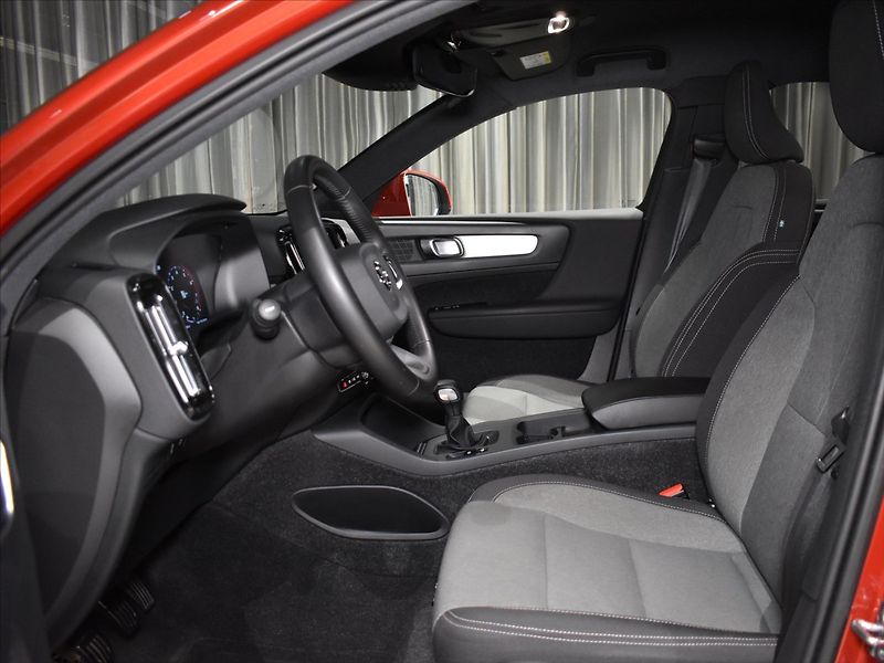 Volvo XC40 1,5 T2 Momentum Pro BLIS - fotka 7 z 23