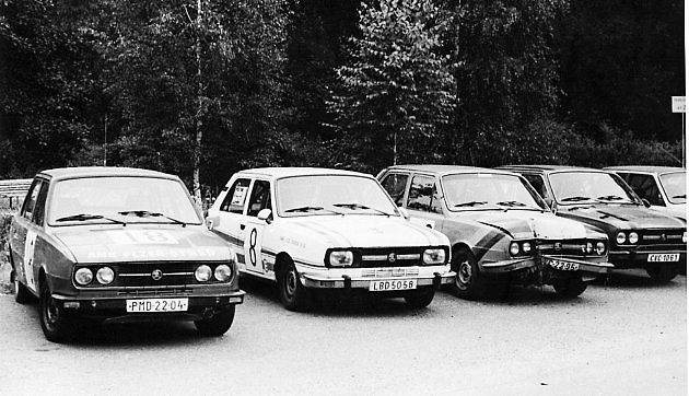 Parkoviště závodních vozů při Rallye Jizera v roce 1984., zdroj: Se svolením Pavla Vydry, Rallye Jizera
