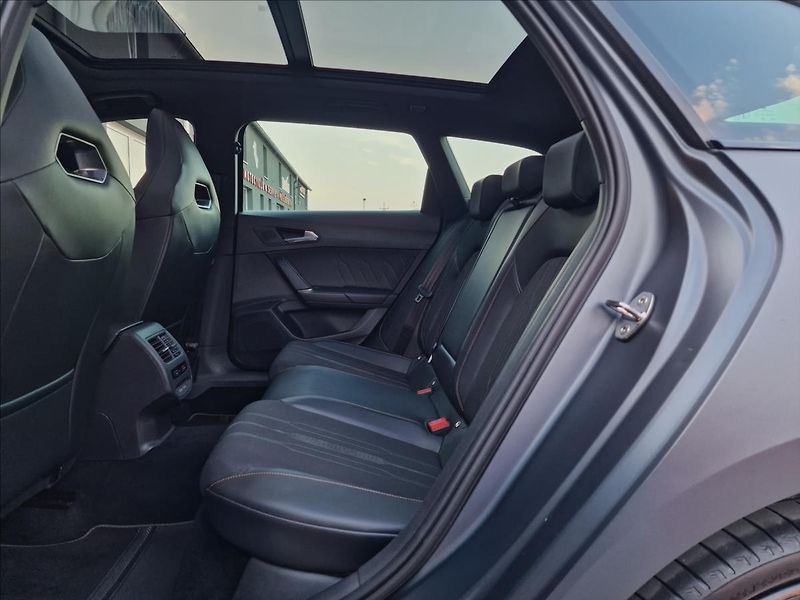 Cupra Leon 1.4TSI e-HYBRID 180kW DSG ST - fotka 17 z 50