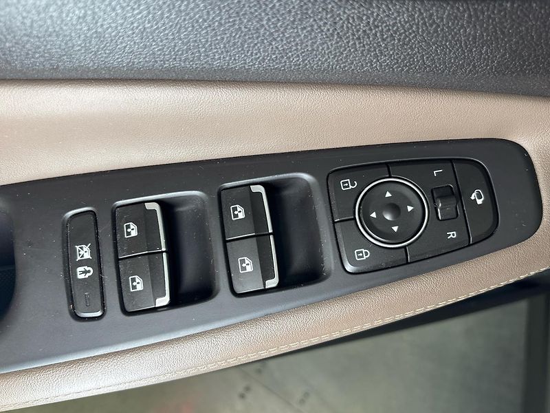 Hyundai Santa Fe Premium Luxury 4x4 AT - fotka 21 z 33