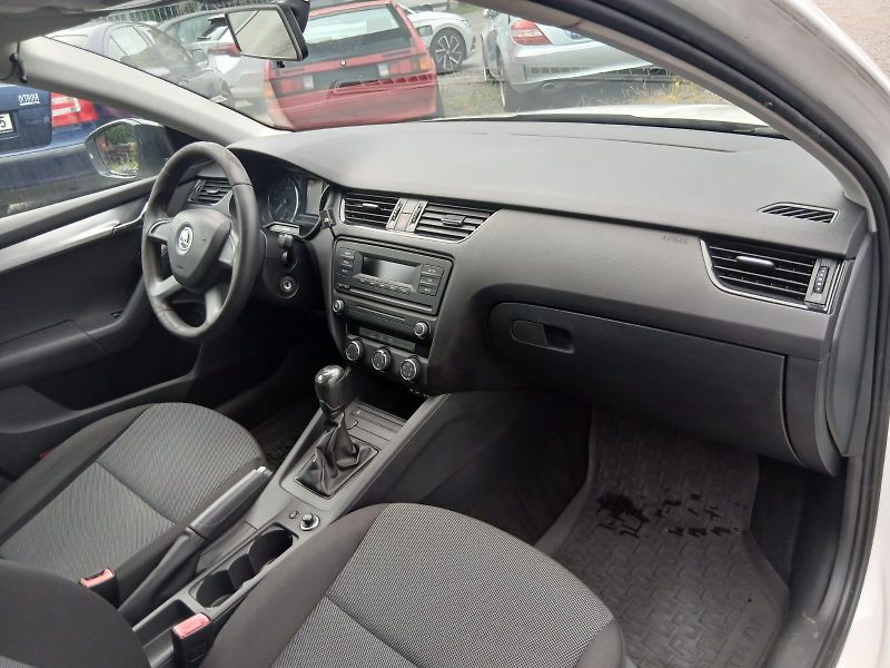 Škoda Octavia 1.6 TDI, bez koroze - fotka 25 z 39