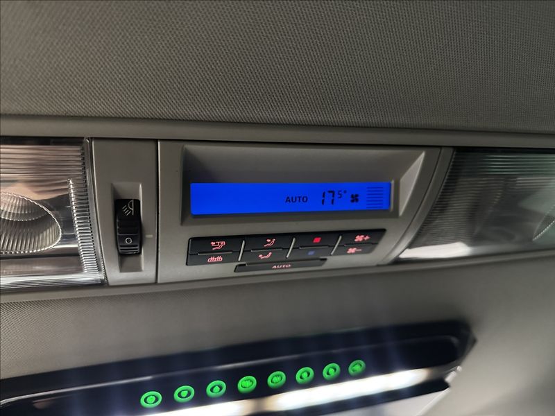 Volkswagen Multivan 2,5 4X4 DPH NZTOP EL.DVEŘE TZ - fotka 31 z 37