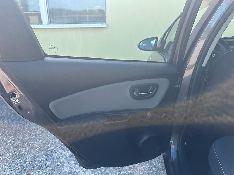 Toyota Yaris 1.5 Hybrid/Kamera/1MAJ/74kW - fotka 15 z 34