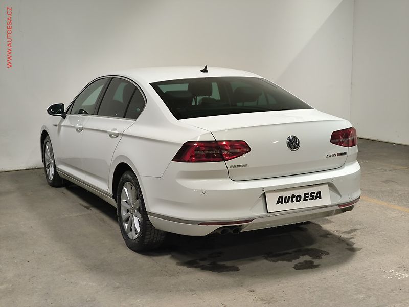 Volkswagen Passat (2015) 2.0 TDi, ČR, Highline, DSG - fotka 4 z 17