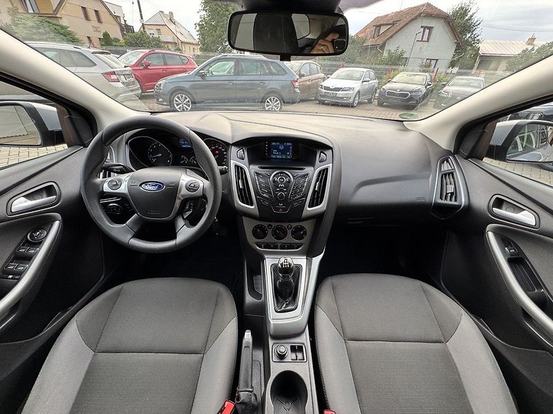 Ford Focus (2011) 1.6Ti-VCT Klima Parkování - fotka 6 z 48