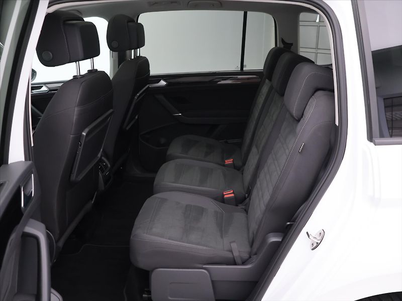 Volkswagen Touran 2,0 TDI DSG R-Line 1.Maj DPH - fotka 15 z 34