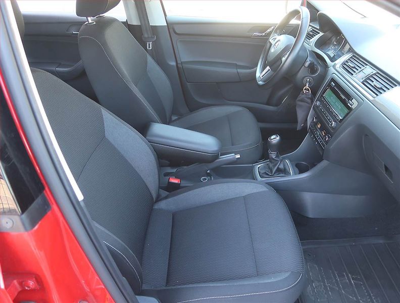 Škoda Rapid (2014) Spaceback 1.2 TSI, Tempomat - fotka 9 z 17