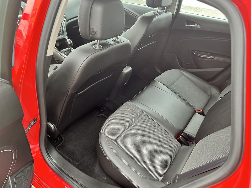 Opel Astra 1.6 TURBO 125KW,EXCLUSIVE,1MAJ - fotka 14 z 43