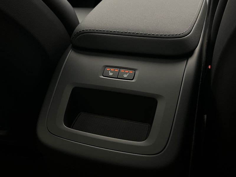 Volvo XC60 T6 AWD BLACK EDITION RESKIN - fotka 24 z 50