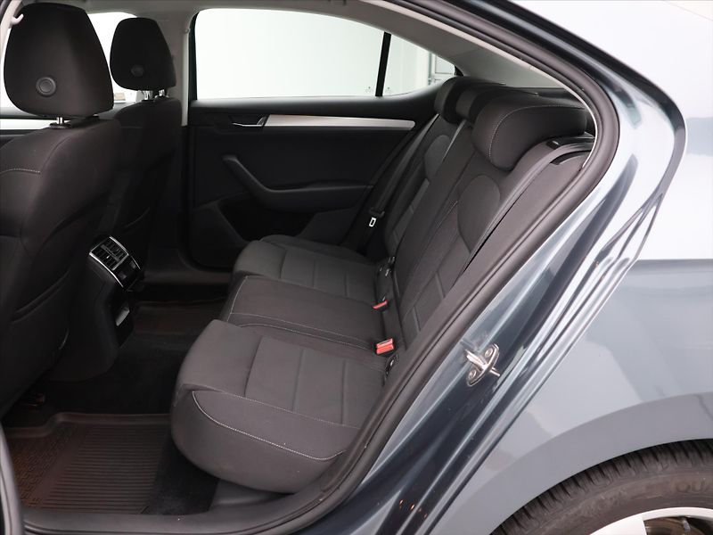 Škoda Superb 2,0 TDI 110kW Ambition DPH CZ - fotka 13 z 26