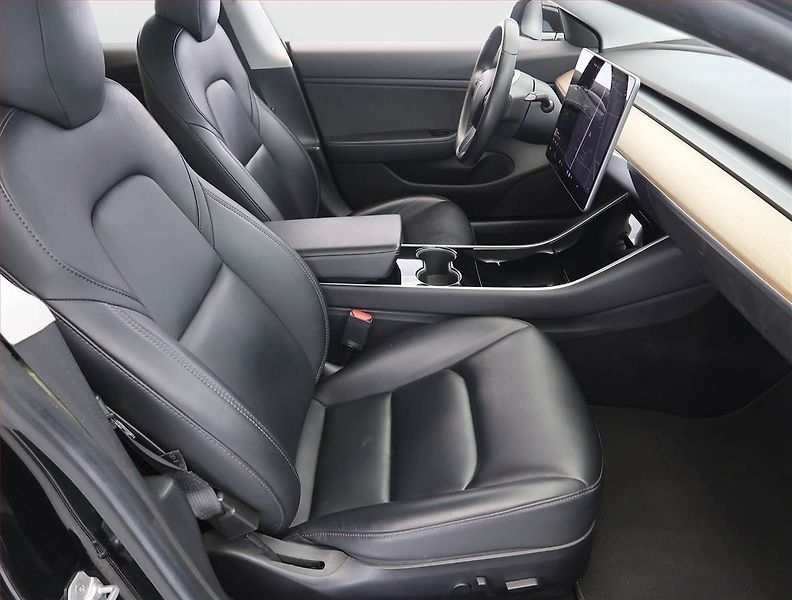 Tesla Model 3 (2019) Std Range Plus 52kWh, SoH 78% - fotka 9 z 32