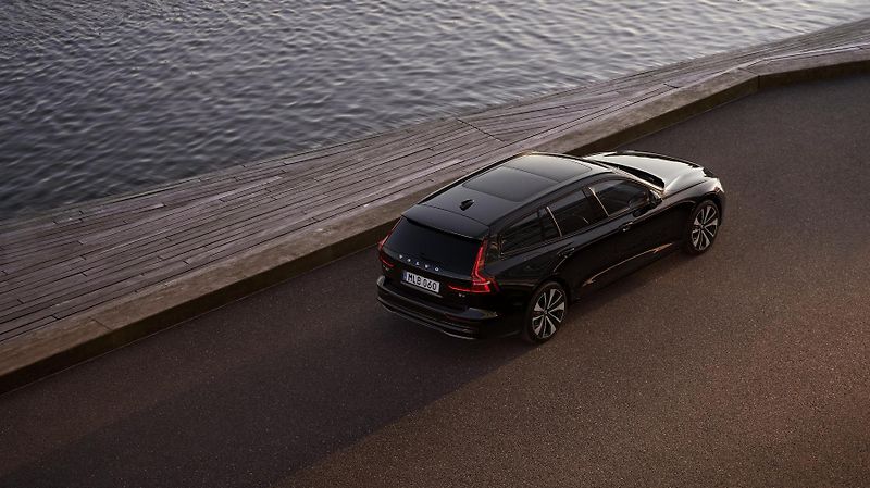 Volvo V60 (2026) B4 PLUS DARK AUT - fotka 12 z 19