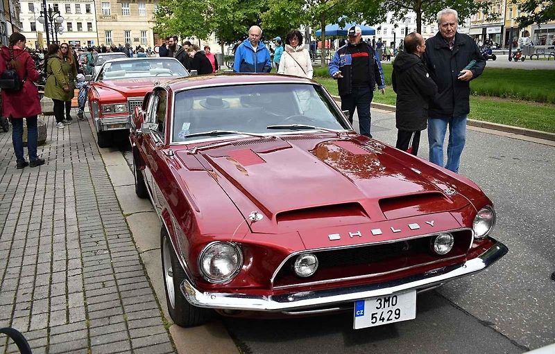 Tradiční sraz autoveteránistů na náměstí T. G. Masaryka v Prostějově. 18. května 2025