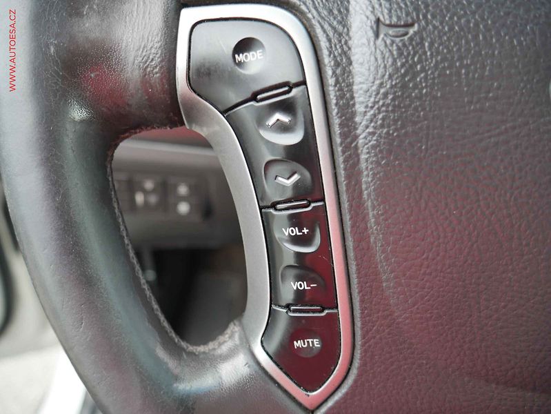 Hyundai Santa Fe (2013) 2.2CRDi 4x4, ČR, AC, TZ, kůže - fotka 17 z 20