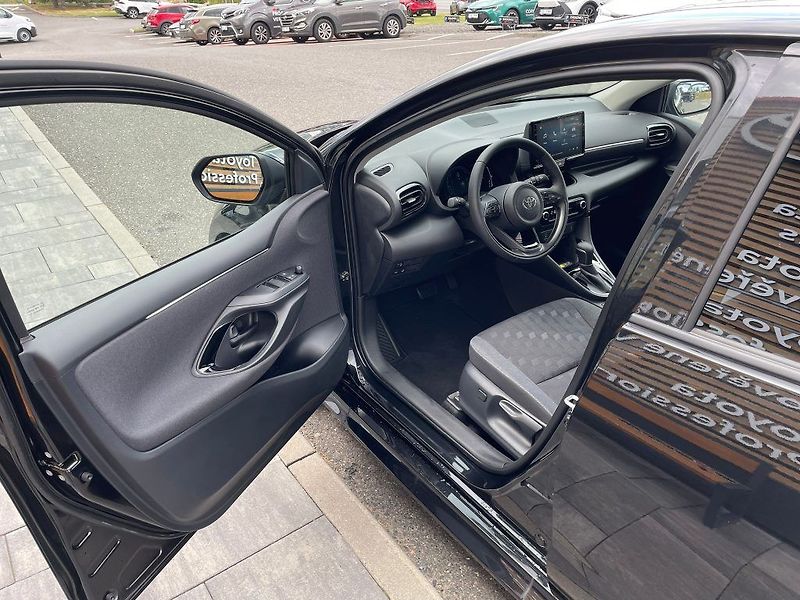 Toyota Yaris 1.5 HEV 116 Style - fotka 13 z 28